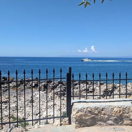 Seafront Villa, Fay بيت للعطل