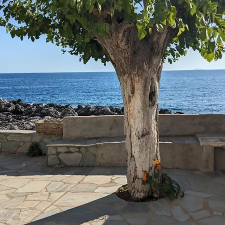 Seafront Villa, Fay بيت للعطل كارداميلي