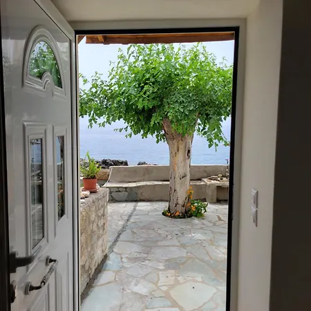 Seafront Villa, Fay بيت للعطل كارداميلي