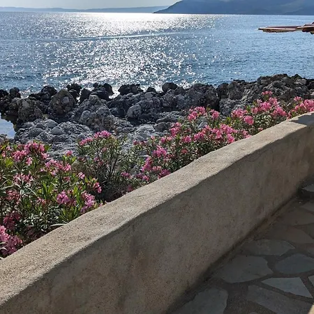 Seafront Villa, Fay بيت للعطل